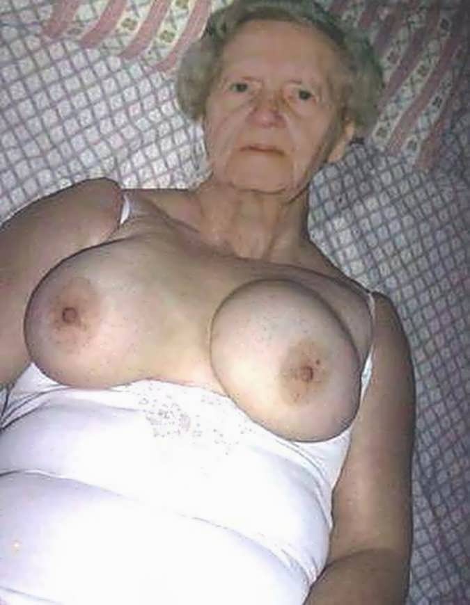 Фото голых зрелых старушек трясущих своими сиськами